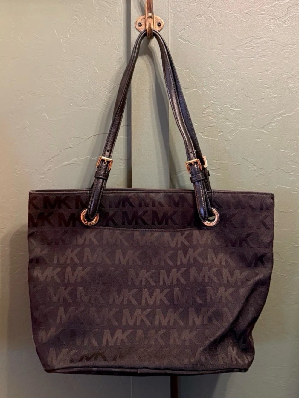 Michael Kors - Black Gold MK Logo Print Shoulder Jet Set Bag / Purse /Handbag
